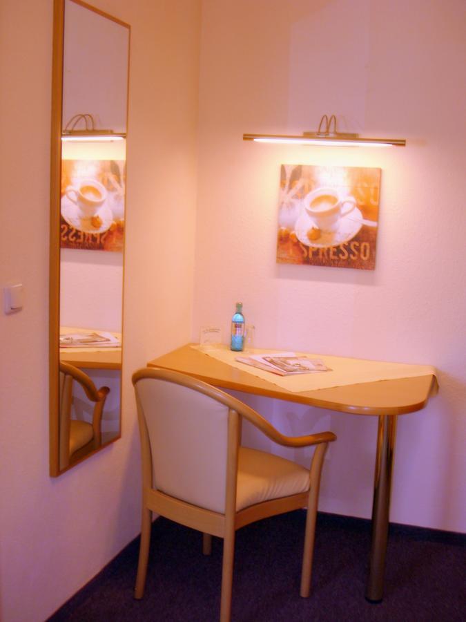 Elegant-Hotel "Zur Burg" Posterstein 客房 照片